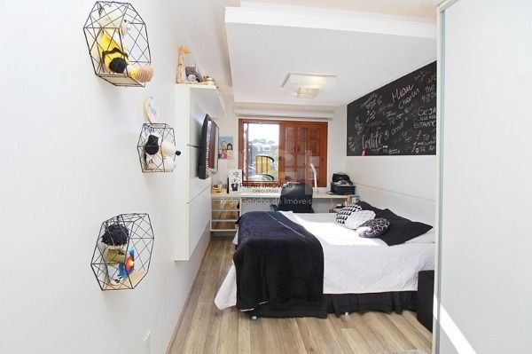 Casa em Porto Alegre, no bairro Ipanema, com 4 dormitório(s), e 4 banheiros, à venda.