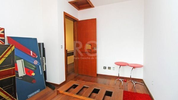 Casa em Porto Alegre, no bairro Hípica, com 3 dormitório(s), e 3 banheiros, à venda.