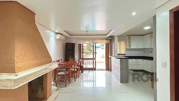 Casa em Porto Alegre, no bairro Hípica, com 3 dormitório(s), e 3 banheiros, à venda.