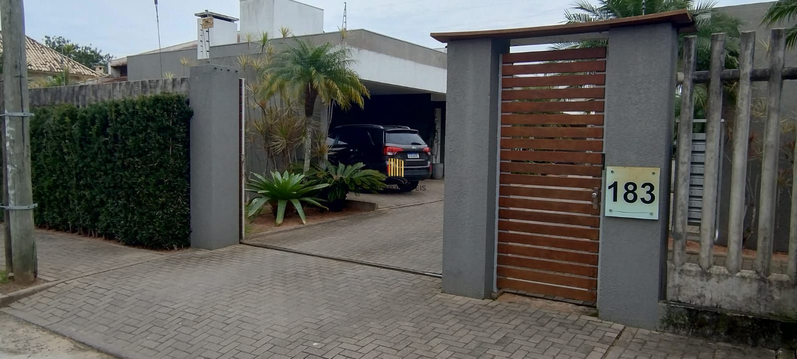 Casa térrea em condomínio fechado com 3 suítes, mobiliada, pátio , 168 m² privativos