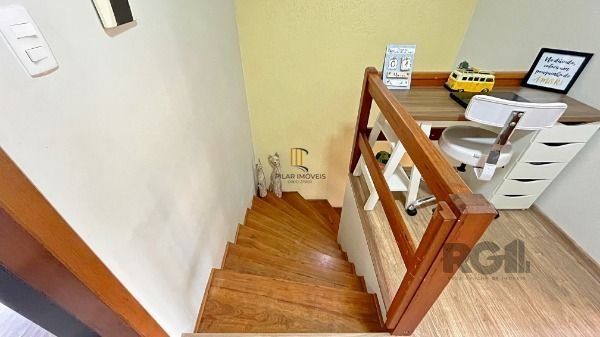 Casa em Porto Alegre, no bairro Campo Novo, com 3 dormitório(s), e 3 banheiros, à venda.