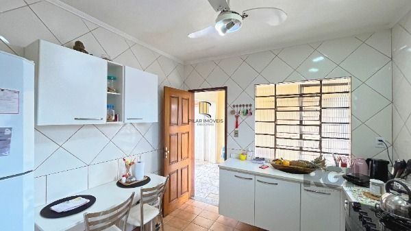 Casa em Porto Alegre, no bairro Aberta dos Morros, com 3 dormitório(s), à venda.