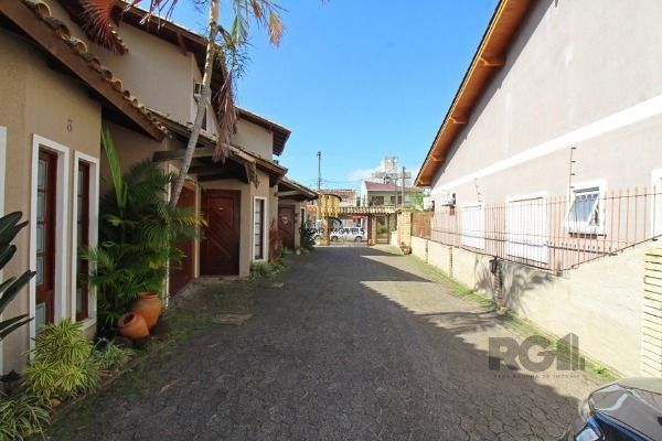 Casa Condominio em Porto Alegre, no bairro Ipanema, com 3 dormitório(s), e 3 banheiros, à venda.