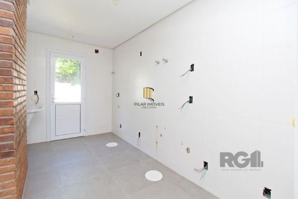 Sobrado para Venda - 100m², 3 dormitórios, sendo 3 suites, 2 vagas - Portal Do Guarujá