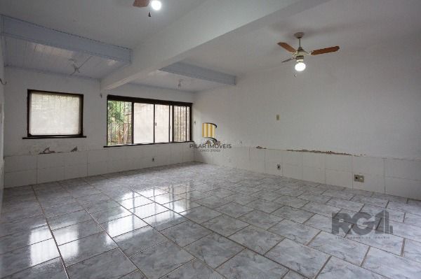 Casa em Porto Alegre, no bairro Medianeira, com 5 dormitório(s), e 5 banheiros, à venda.