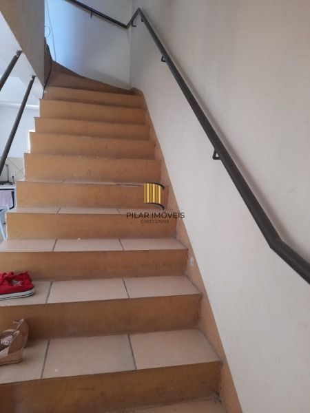 Casa em Porto Alegre, no bairro Belém Novo, com 2 dormitório(s), e 2 banheiros, à venda.