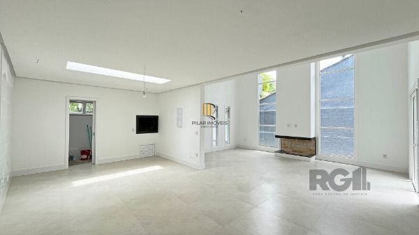 Casa em Porto Alegre, no bairro Ipanema, com 3 dormitório(s), à venda.