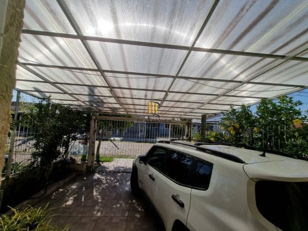 Casa em Porto Alegre, no bairro Hípica, com 2 dormitório(s), e 2 banheiros, à venda.