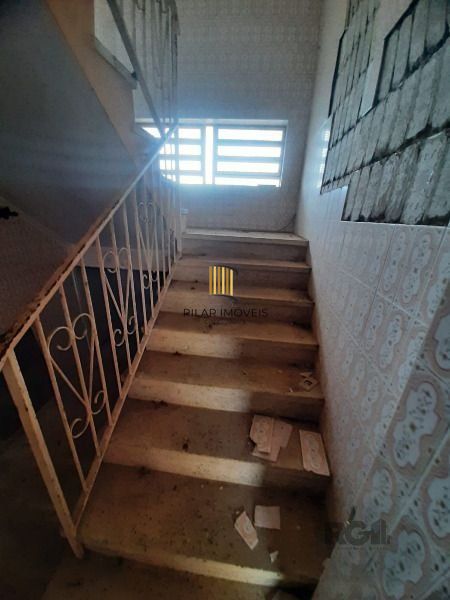 Casa em Porto Alegre, no bairro Cristal, com 4 dormitório(s), e 4 banheiros, à venda.