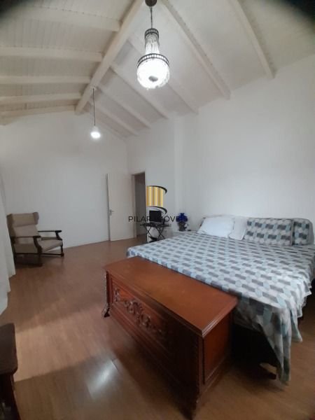 Casa em Porto Alegre, no bairro Guarujá, com 3 dormitório(s), e 3 banheiros, à venda.