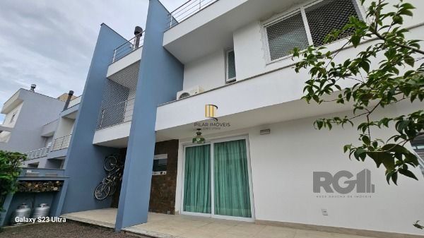 Casa em Porto Alegre, no bairro Hípica, com 3 dormitório(s), e 3 banheiros, à venda.