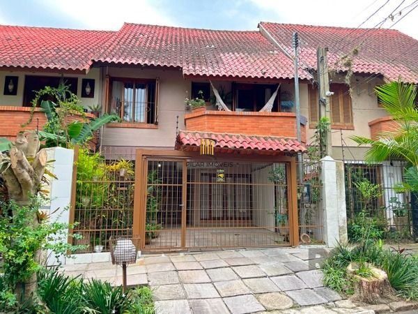 Casa em Porto Alegre, no bairro Guarujá, com 3 dormitório(s), e 3 banheiros, à venda.