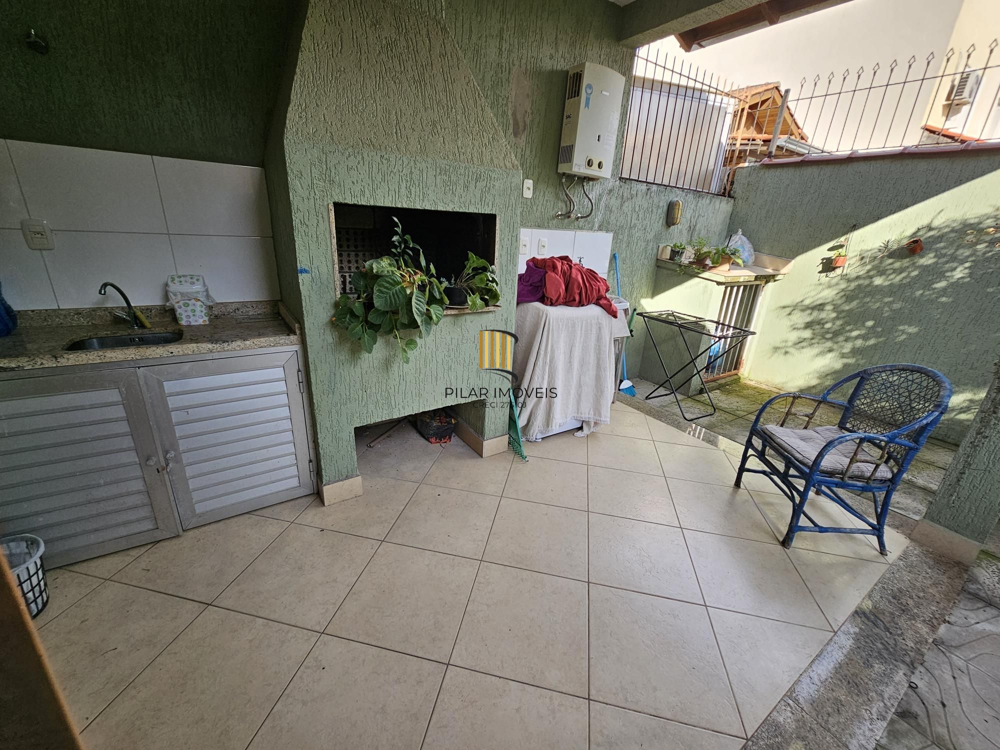 Casa 3 dormitórios no bairro Guarujá