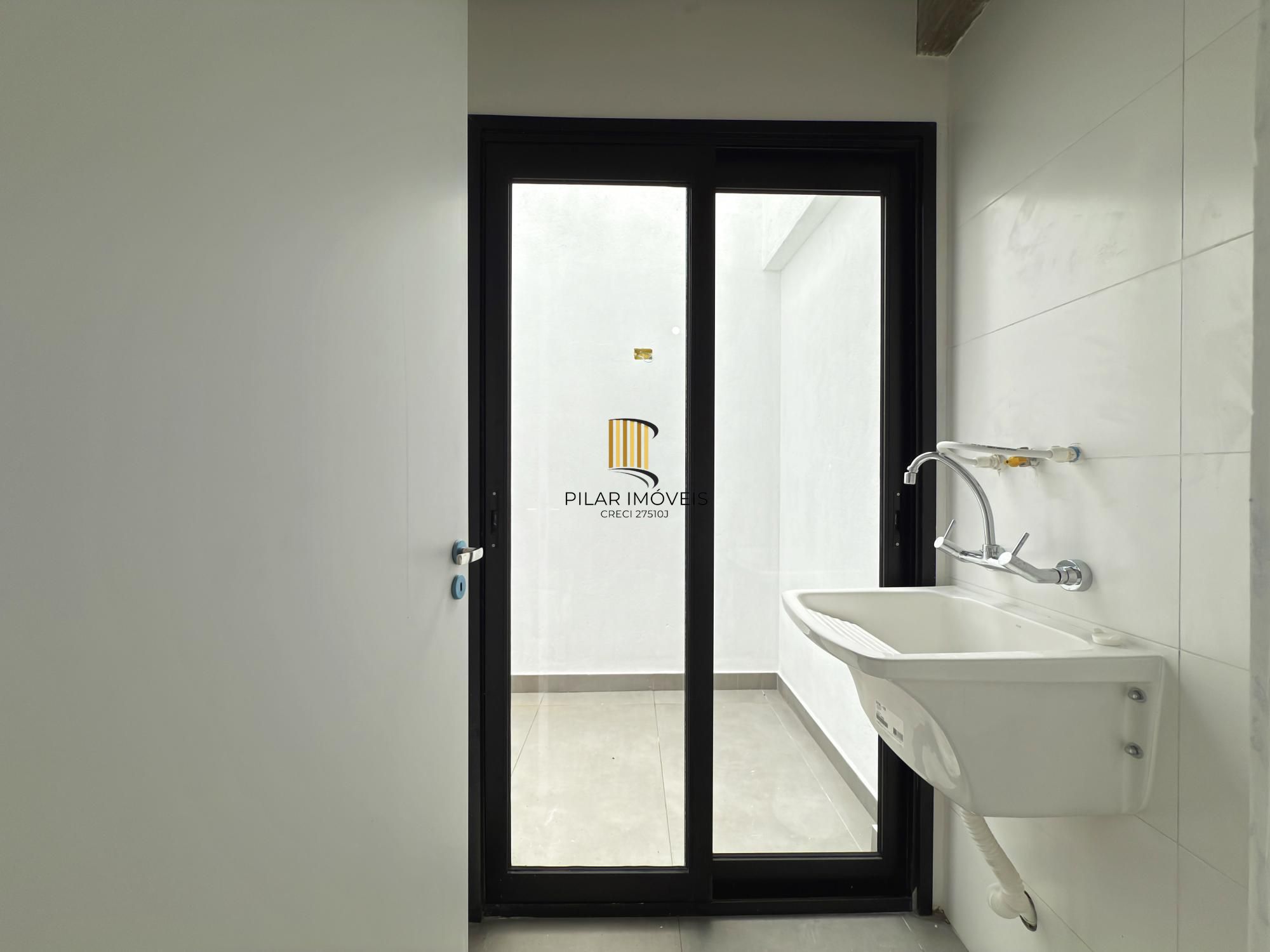 Sobrado em condomínio em Porto Alegre, no bairro Hípica, com 3 dormitórios.