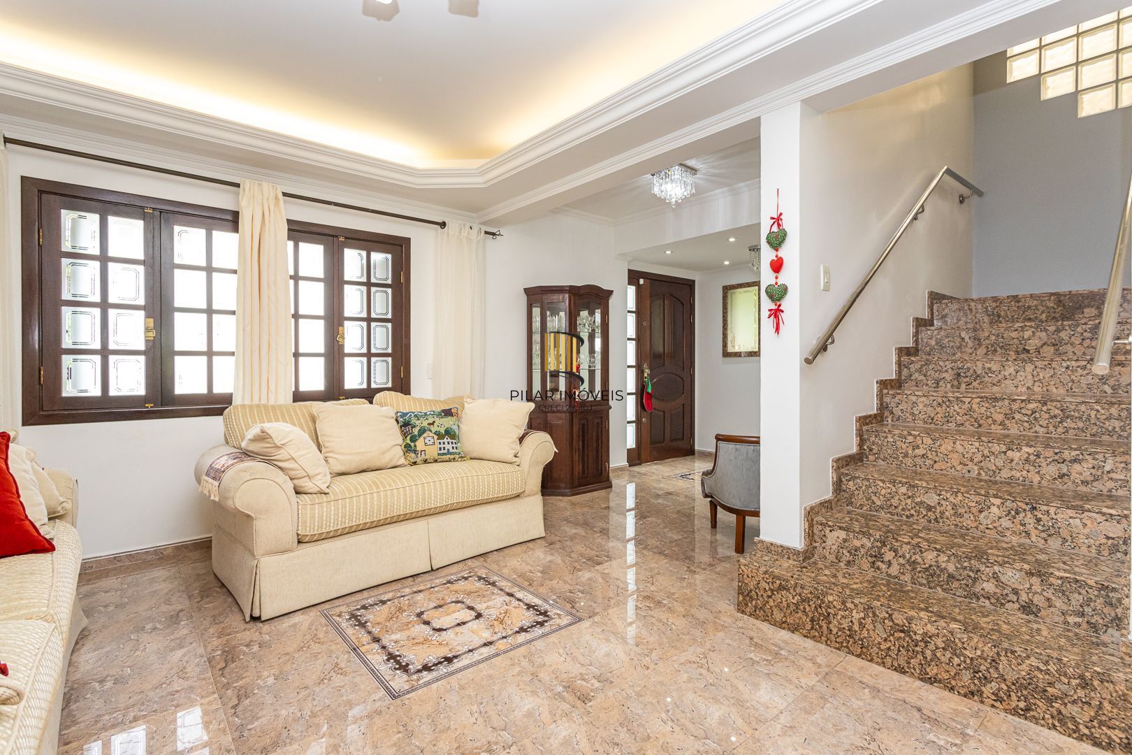 Casa de 272m², 4 dormitórios, 2 suítes e 4 vagas de garagem, no bairro Ipanema, próxima à orla do Guaíba.