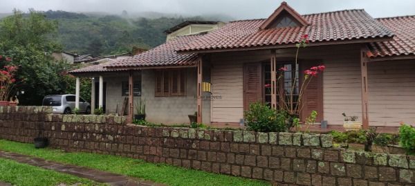 Casa em Porto Alegre, no bairro Campo Novo, com 3 dormitório(s), e 3 banheiros, à venda.