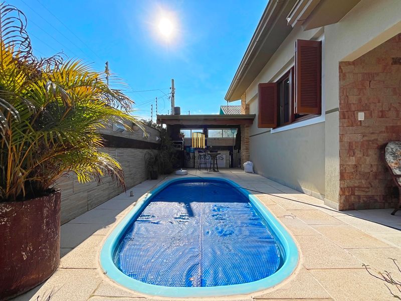 Ótima casa térrea com 4D, piscina e garagem fechada para 2 carros no Jardim Medianeira.
