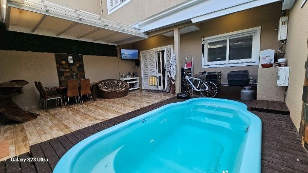 Casa em Porto Alegre, no bairro Hípica, com 3 dormitório(s), e 3 banheiros, à venda.