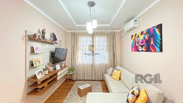 Casa em Porto Alegre, no bairro Medianeira, com 3 dormitório(s), e 3 banheiros, à venda.