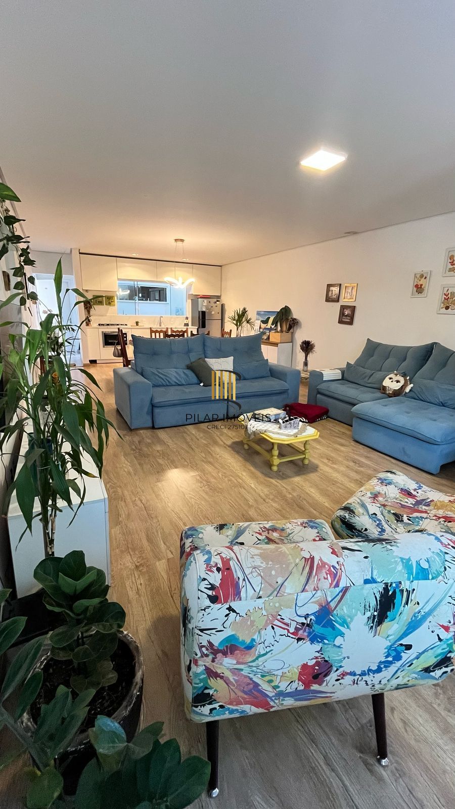 Vendo prédio comercial com 01 loja e 02 apartamentos. Excelente para investimento.
