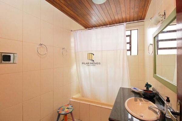 Casa em Porto Alegre, no bairro Guarujá, com 3 dormitório(s), à venda.