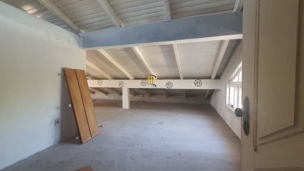 Casa em Porto Alegre, no bairro Vila Nova, com 3 dormitório(s), e 3 banheiros, à venda.