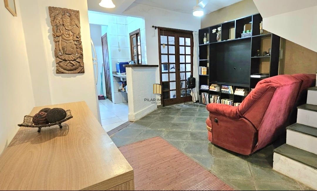 Casa em Porto Alegre, no bairro Hípica, com 2 dormitório(s), e 2 banheiros, à venda.