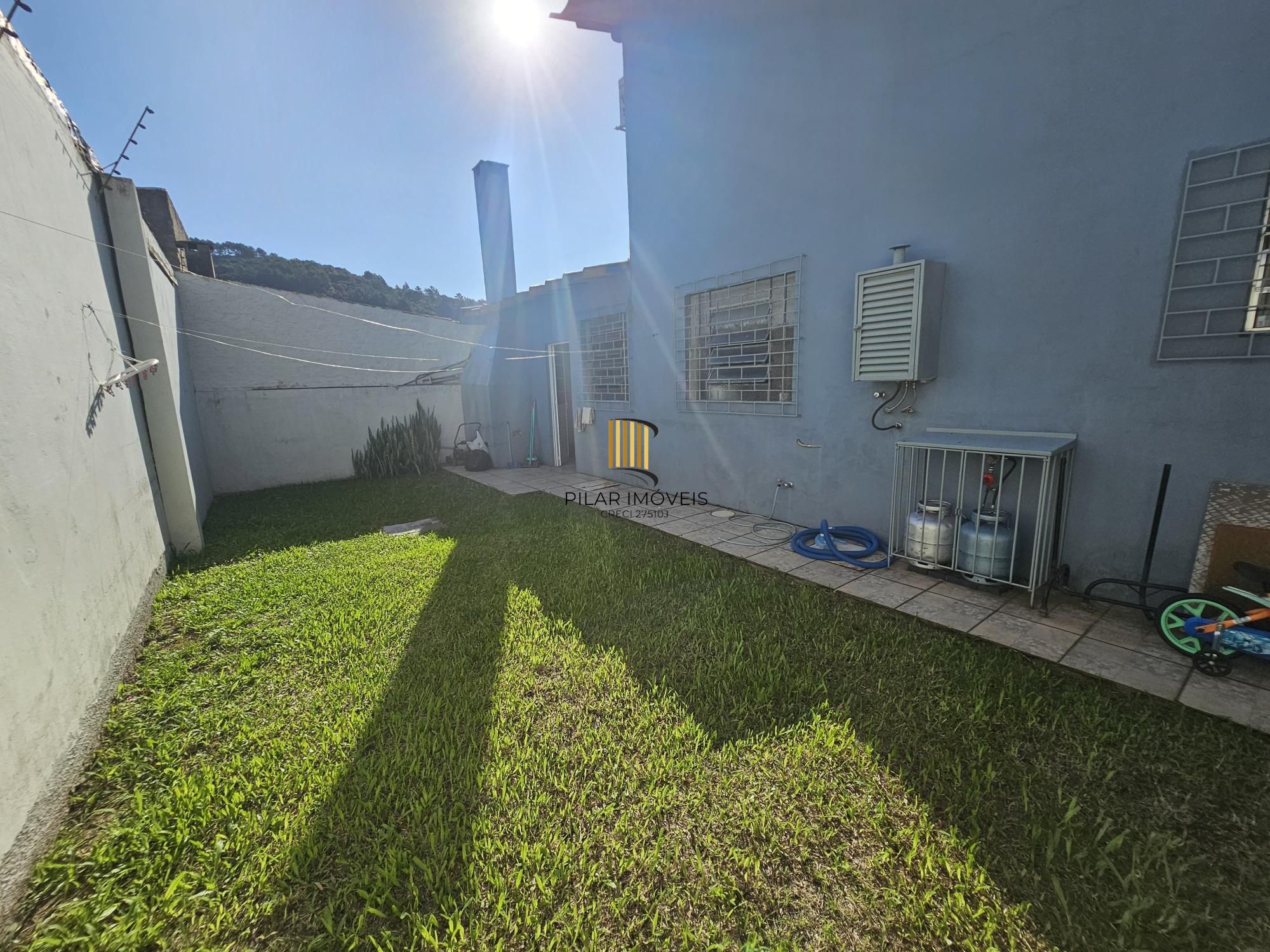 Casa com piscina terreno 10x30 zona sul de Porto Alegre