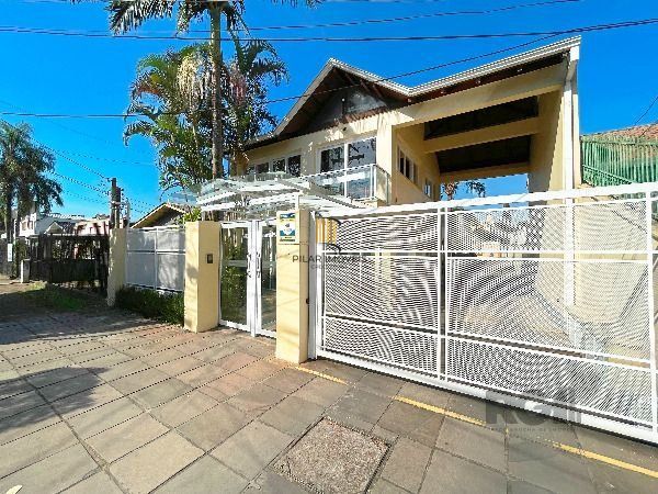Casa Condominio em Porto Alegre, no bairro Tristeza, com 3 dormitório(s), e 3 banheiros, à venda.