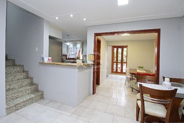 Casa em Porto Alegre, no bairro Hípica, com 3 dormitório(s), e 3 banheiros, à venda.