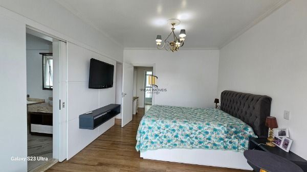 Casa em Porto Alegre, no bairro Hípica, com 3 dormitório(s), e 3 banheiros, à venda.