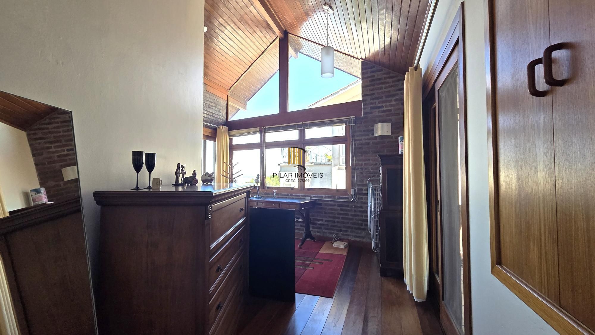 Belíssima residência com 4 dormitórios, 2 suítes com closet e vista deslumbrante para o Guaíba.