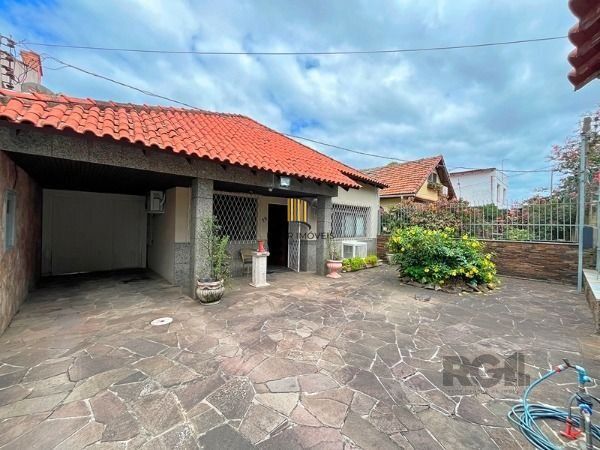 Casa em Porto Alegre, no bairro Guarujá, com 5 dormitório(s), e 5 banheiros, à venda.