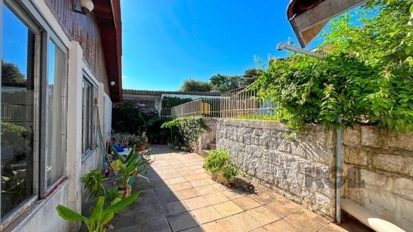 Casa em Porto Alegre, no bairro Tristeza, com 4 dormitório(s), à venda.