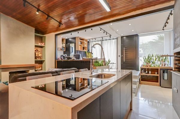 Casa em Porto Alegre, no bairro Tristeza, com 2 dormitório(s), e 2 banheiros, à venda.