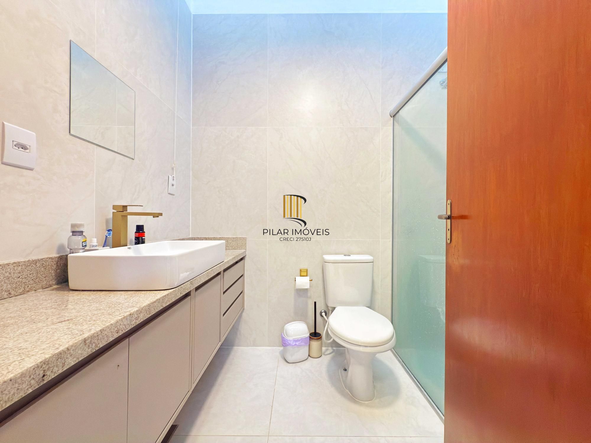 Excelente residência térrea totalmente reformada em condomínio fechado com 2 dormitórios e 2 vagas de garagens