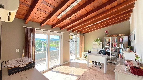 Casa em Porto Alegre, no bairro Hípica, com 3 dormitório(s), e 3 banheiros, à venda.