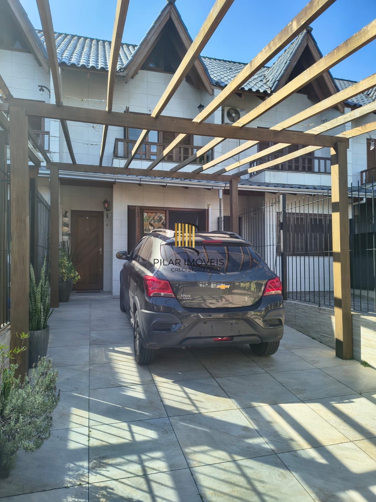 Otimo sobrado com 2 suites no bairro Guaruja