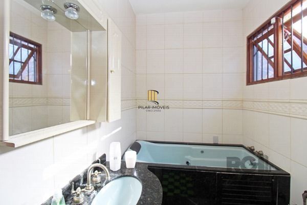 Sobrado em Porto Alegre, no bairro Vila Nova, com 3 dormitório(s), e 3 banheiros, à venda.