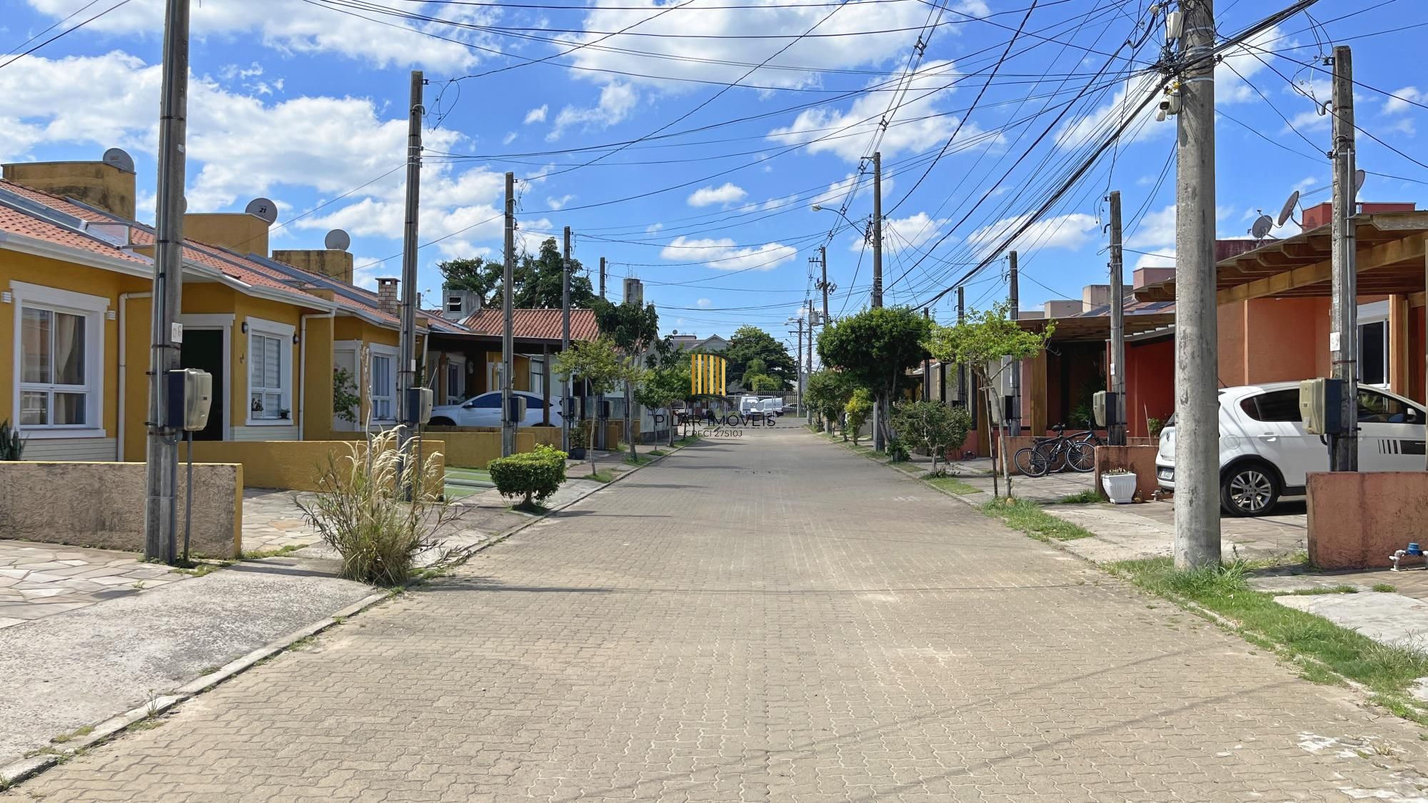 Casa 2 dormitórios em condomínio, semi mobiliada, vaga coberta para 2 carros, lareira e pátio com churrasqueira. Condomínio com infra de lazer completo. Próximo ao comércio e todas as conveniências do bairro.