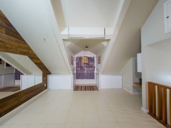 Casa em Porto Alegre, no bairro Vila Conceição, com 3 dormitório(s), e 3 banheiros, à venda.
