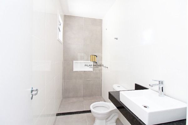Casa em Porto Alegre, no bairro Hípica, com 2 dormitório(s), e 2 banheiros, à venda.