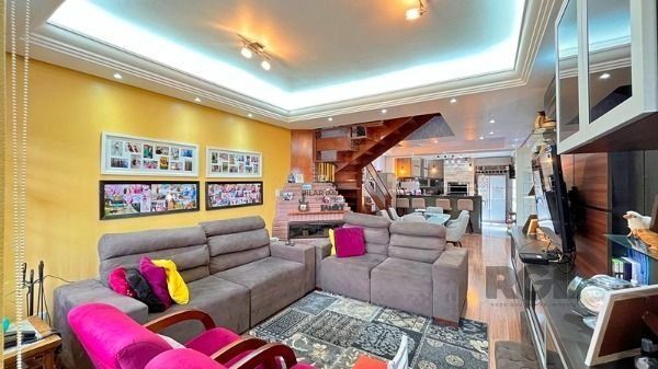 Casa em Porto Alegre, no bairro Ipanema, com 4 dormitório(s), e 4 banheiros, à venda.