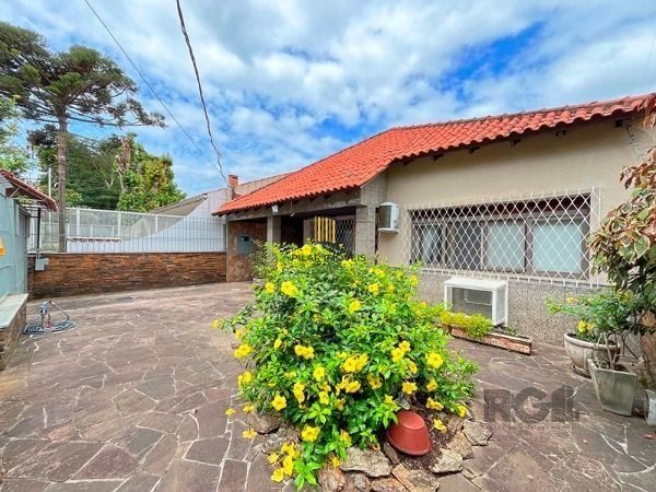 Casa em Porto Alegre, no bairro Guarujá, com 5 dormitório(s), e 5 banheiros, à venda.