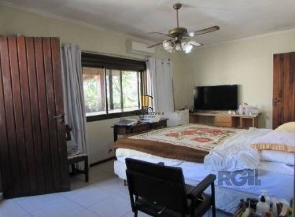 Casa em Porto Alegre, no bairro Nonoai, com 4 dormitório(s), e 4 banheiros, à venda.