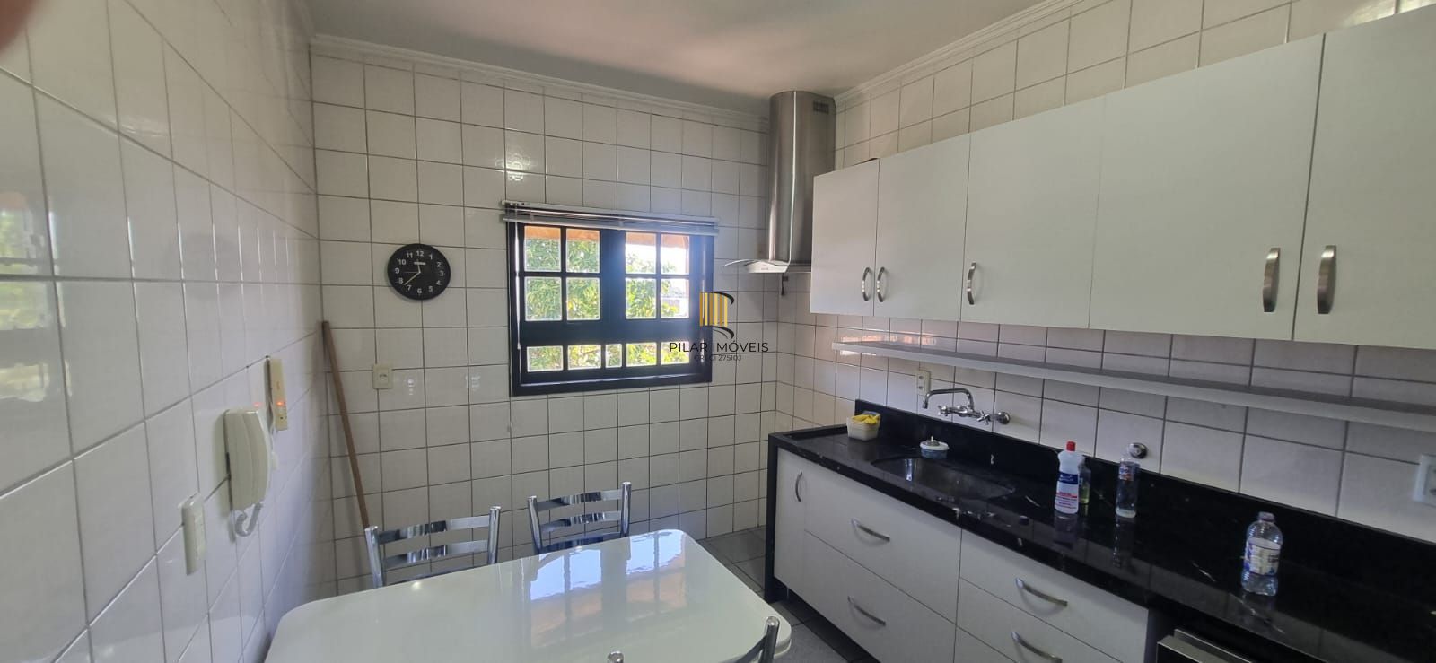 Ótima casa com 3 dormitórios sendo 1suíte e garagem para 4 carros.