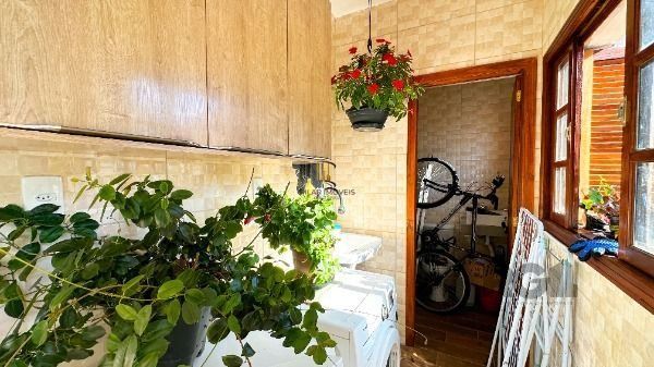 Casa em Porto Alegre, no bairro Espirito Santo, com 3 dormitório(s), e 3 banheiros, à venda.