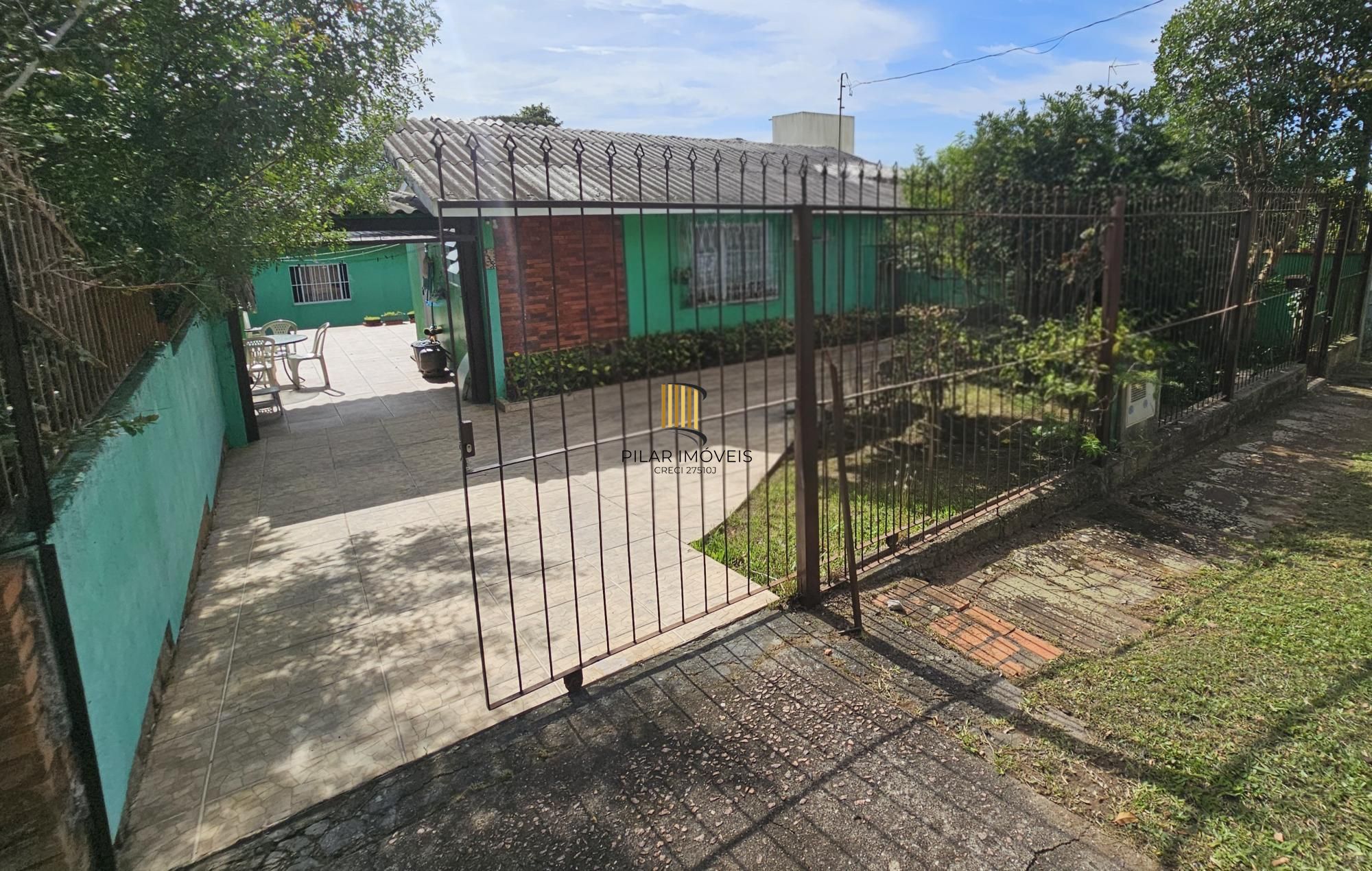 Casa 3 dormitórios e edícula com churrasqueira no bairro Medianeira !