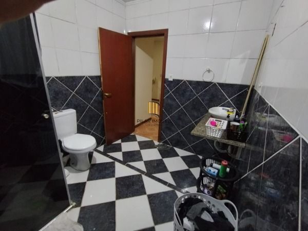 Casa em Porto Alegre, no bairro Vila Nova, com 4 dormitório(s), e 4 banheiros, à venda.