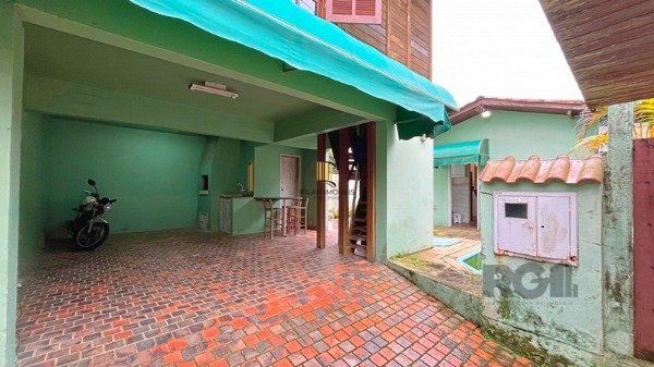 Casa em Porto Alegre, no bairro Ipanema, com 3 dormitório(s), e 3 banheiros, à venda.